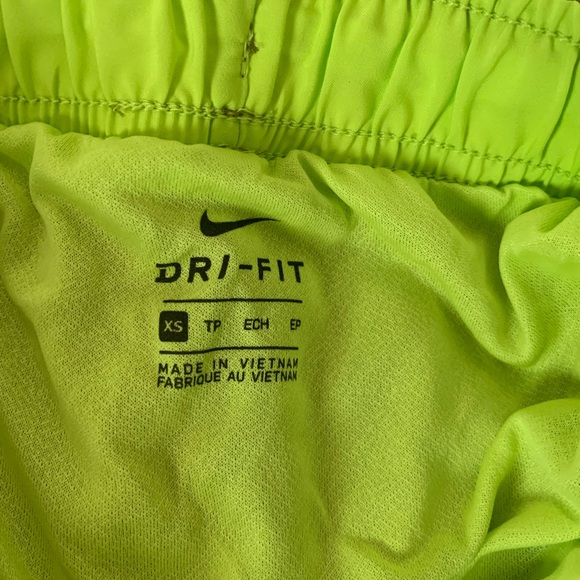 Nikes Womens XS running shorts Standard Fit NWT - Picture 5 of 7